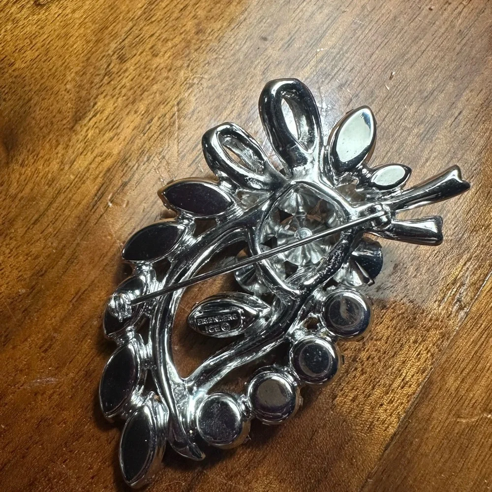 Elegant vintage Eisenberg Ice floral motif Brooch in Silver